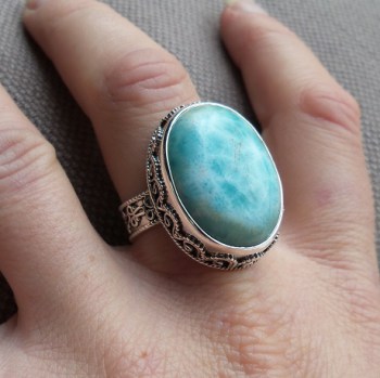 Zilveren ring met ovale Larimar gezet in bewerkte setting 18.5 m